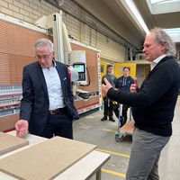 PM Plattensäge Berufsschule Landau_Gespräch.jpg (1)